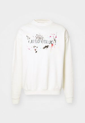 Tricou alb cu mânecă lungă și gât rotund. Prezintă un design cu pete de vopsea multicolore și text imprimat pe piept.