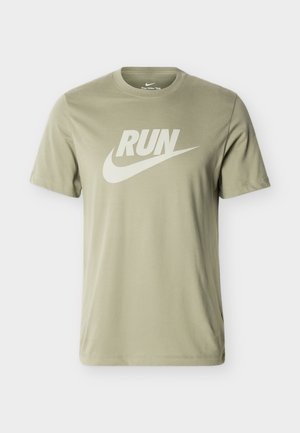 Tricou Nike cu mâneci scurte, verde măsliniu deschis, cu textul „RUN” și logo-ul Nike swoosh imprimat mare alb pe față.