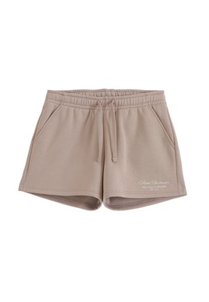 Shorts décontractés beige avec taille élastique, cordon, poches latérales et petit texte blanc imprimé sur l'ourlet de la jambe gauche.