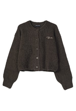 Hnědý chlupatý zkrácený cardigan s kulatým výstřihem, zapínáním na knoflíky a vyšívaným logem na levé hrudi. Jemná textura a dlouhé rukávy.
