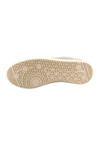 Suola della scarpa con un motivo geometrico testurizzato in gomma beige chiaro. Presenta punti di trazione circolari e a forma di stella per una migliore aderenza.