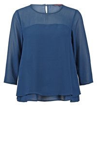 Blå genomskinlig blus med trekvartslånga ärmar, rund halsringning, lagererad nedkant och en liten öppning på baksidan med knappstängning.