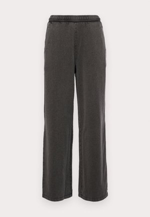 Pantalons large gris foncé en tissu doux avec une taille élastique, dotés de deux poches latérales et d'ourlets droits. Pas de motifs visibles.