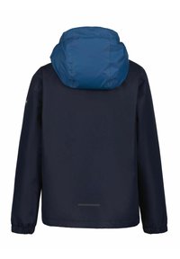 Giacca impermeabile blu navy con cappuccio blu, polsini elasticizzati e una striscia riflettente sul retro per migliorare la visibilità. Texture liscia e design leggero.
