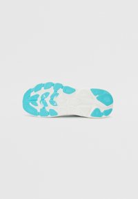 Semelle de sneaker blanche avec des accents en caoutchouc turquoise. Surface texturée avec des rainures en motif pour une traction et une adhérence. Design léger.
