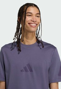 adidas Sportswear Triko s potiskem - preloved violet