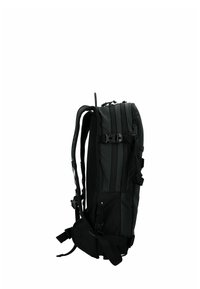 Zwarte rugzak met een slank ontwerp, voorzien van versterkte riemen, meerdere ritssluitingen en verstelbare gespen. Textuurstof.