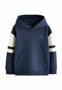 Sweat-shirt à capuche bleu marine avec une poche frontale, des manches rayées blanches et bleu marine, et un petit logo sur la poitrine. Tissu en mélange de coton.