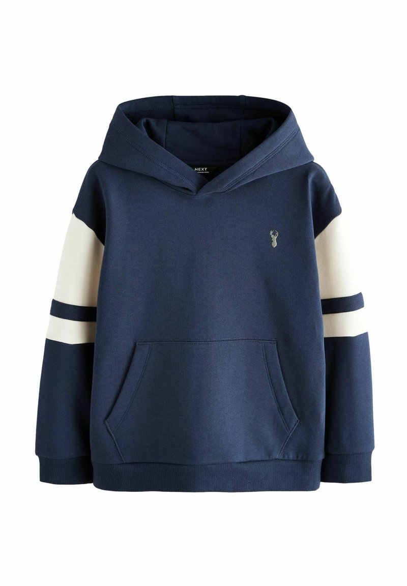 Sweat-shirt à capuche bleu marine avec une poche frontale, des manches rayées blanches et bleu marine, et un petit logo sur la poitrine. Tissu en mélange de coton.