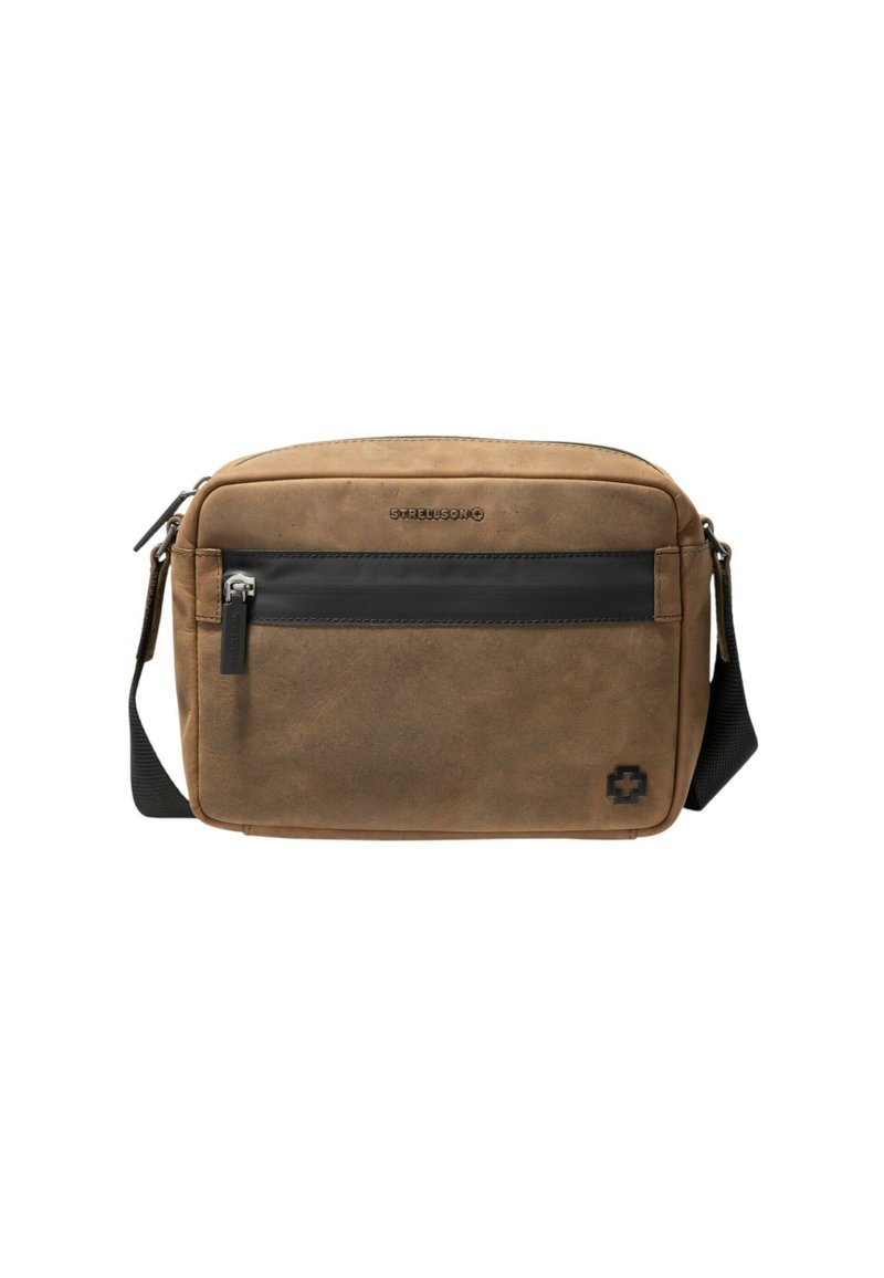 Borsa a tracolla in pelle marrone con dettagli neri, dotata di tasca frontale con zip e tracolla regolabile; texture liscia e forma rettangolare.