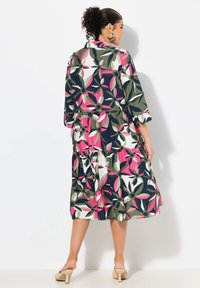 Blommig midiklänning i bomull; har en lagerpå-lager design med gröna, marina, vita och rosa bladmönster; trekvartsärmar, avslappnad passform.