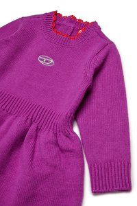 Abito lavorato a maglia viola con maniche lunghe, dotato di un colletto rosso a volant e un logo circolare al centro. Vita e polsini a costine.