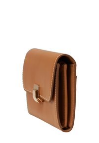 Portefeuille en cuir brun avec une forme structurée, doté d'un fermoir doré, de coutures blanches et de plusieurs emplacements pour cartes à l'intérieur.