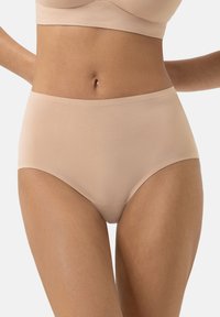 Slip alta in vita di colore nude, realizzato in un tessuto morbido e elasticizzato. Caratterizzato da un design senza cuciture e una cintura elastica per il massimo comfort.