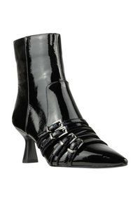 Stivale alla caviglia in pelle verniciata nera con punta affusolata, caratterizzato da tre fibbie argento regolabili e un tacco a blocco di altezza media.