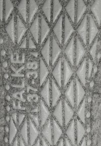 Graues Muster mit weißen Diamant- und Dreiecksformen, geprägte Textur, mit dem Wort "FALKE" und der Größenangabe 37-38.