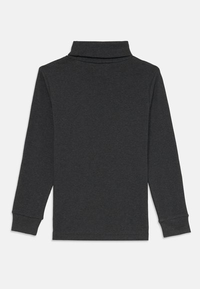 Sötét szürke, hosszú ujjú garbó. Puha anyagból készült, bordázott gallérral és mandzsettával. Minimalista design, látható minták vagy díszítések nélkül.