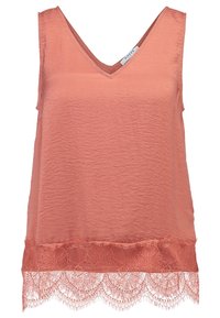 Różowa, bezrękawna bluzka z teksturowanej tkaniny, z dekoltem w kształcie litery V oraz koronkowym wykończeniem u dołu.
