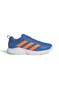 Baskets athlétiques bleues avec des rayures orange, une semelle blanche et une tige en maille, conçues pour la course ou les activités sportives.