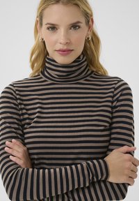 Gestreiftes Turtleneck-Oberteil in Beige und Marineblau, mit einer taillierten Passform, langen Ärmeln und einem hohen Kragen, aus weichem, leichtem Stoff.