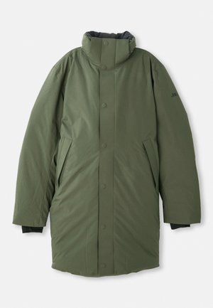 Grüne gepolsterte Jacke mit hohem Kragen, Druckknöpfen, Seitentaschen und glatter Textur. Enthält ein schwarzes Innenfutter und dezente Markenkennzeichnung.