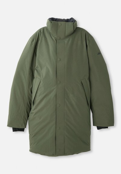 Πράσινο παλτό με επένδυση και ψηλό γιακά, κουμπιά με κλιπ, πλαϊνές τσέπες και λεία υφή. Περιέχει μαύρη εσωτερική επένδυση και ελάχιστη σήμανση.