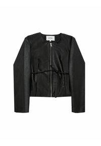 Czarna skórzana kurtka z okrągłym dekoltem, zamek błyskawiczny z przodu oraz wiązaniem w talii. Posiada długie rękawy i krótki krój. Gładka tekstura.