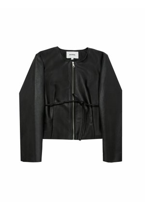 Schwarze Lederjacke mit Rundhalsausschnitt, Reißverschluss vorne und gebundenem Taillen-Detail. Mit langen Ärmeln und cropped Design. Glatte Textur.
