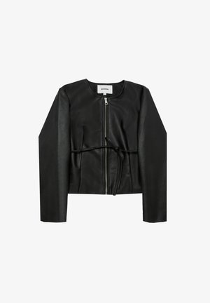 Schwarze Lederjacke mit Rundhalsausschnitt, Reißverschluss vorne und gebundenem Taillen-Detail. Mit langen Ärmeln und cropped Design. Glatte Textur.