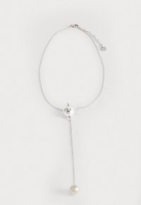 Collana in argento con chiusura circolare, dettaglio di perla e design a goccia con una perla pendente inferiore. Finiture texture e lisce.