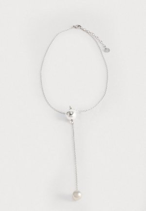 Collana in argento con chiusura circolare, dettaglio di perla e design a goccia con una perla pendente inferiore. Finiture texture e lisce.