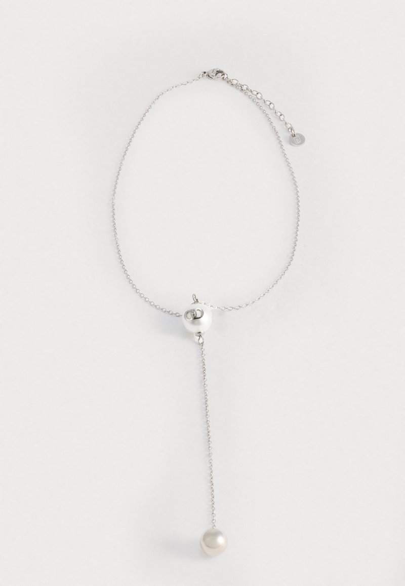Collana in argento con chiusura circolare, dettaglio di perla e design a goccia con una perla pendente inferiore. Finiture texture e lisce.