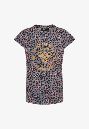 Kortärmad grå t-shirt med ett flerfärgat fläckmönster och en metallisk guldgrafik som säger "Change the World" på framsidan.