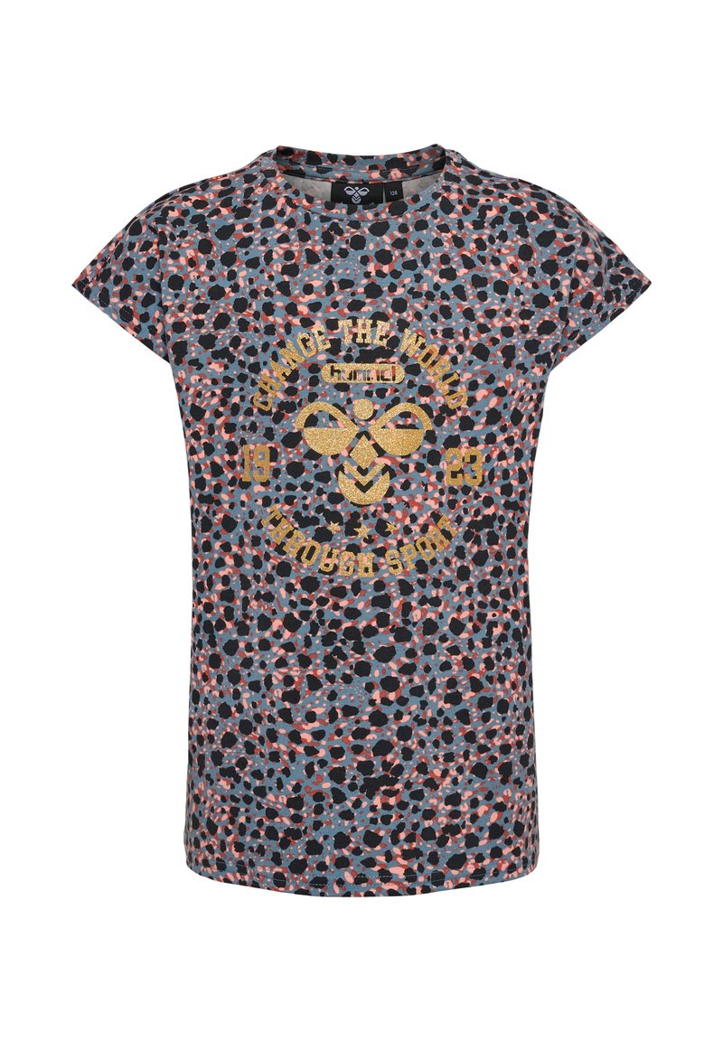 Kortärmad grå t-shirt med ett flerfärgat fläckmönster och en metallisk guldgrafik som säger "Change the World" på framsidan.