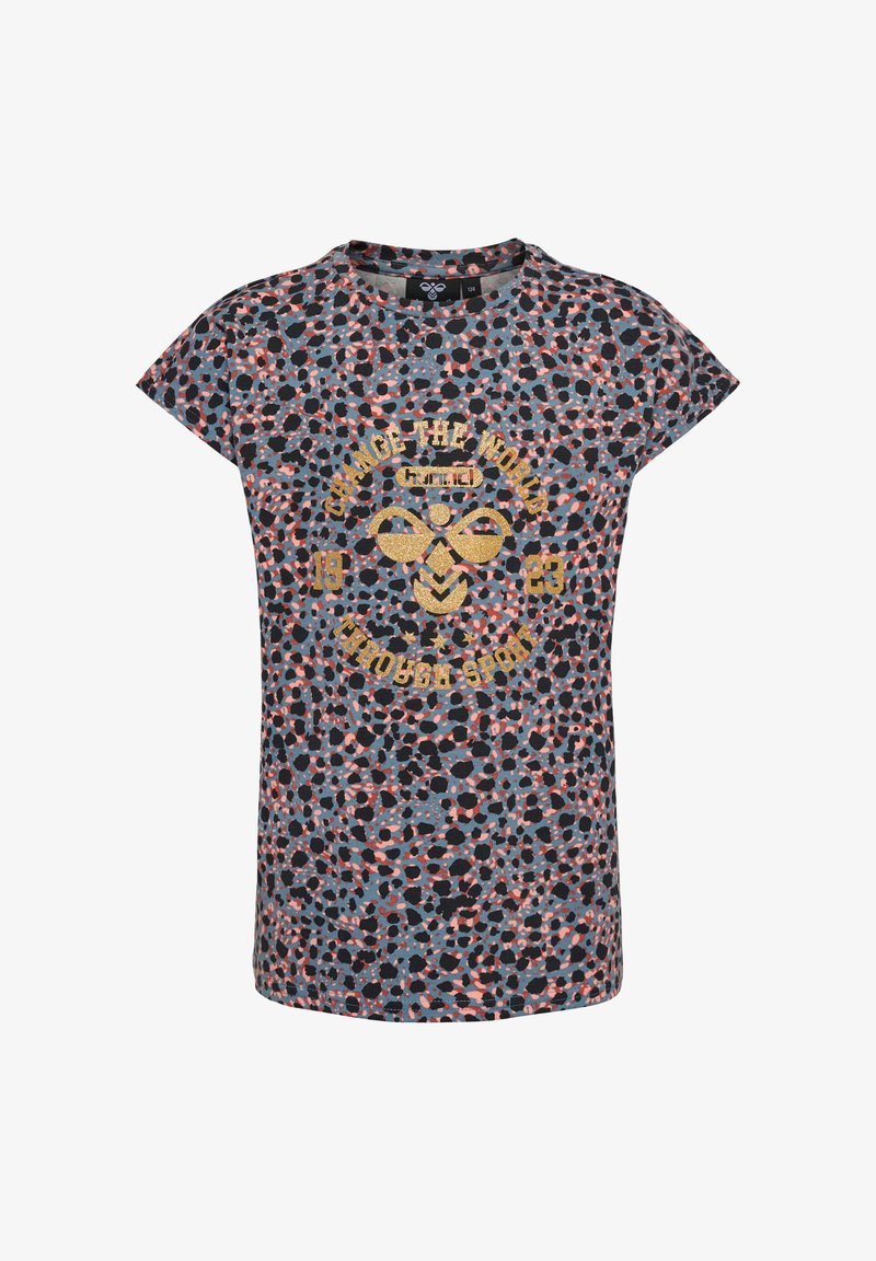 Kortärmad grå t-shirt med ett flerfärgat fläckmönster och en metallisk guldgrafik som säger "Change the World" på framsidan.