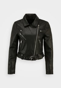 Giacca da motociclista in pelle nera con design corto, tasche con cerniera, cintura con fibbia e colletto a revers. La texture appare liscia e resistente.