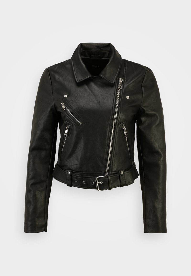 Giacca da motociclista in pelle nera con design corto, tasche con cerniera, cintura con fibbia e colletto a revers. La texture appare liscia e resistente.