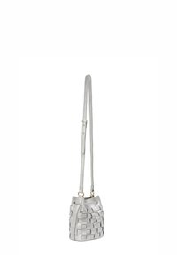 Grå vævet læder bucket bag med en struktureret design, justerbar rem, guldfarvede detaljer og snøre lukning.