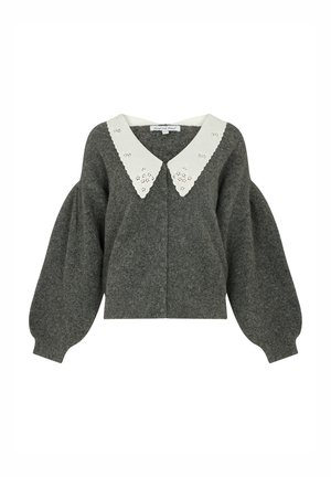 Grau gestrickter Pullover mit tiefem V-Ausschnitt und übergroßem weißem Kragen mit ausgeschnittenen Blumenmotiven. Voluminöse, gepuffte Ärmel und kurz geschnittenes Design.