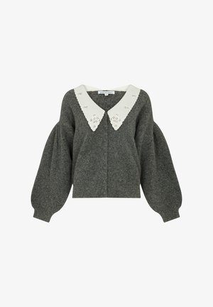 Grau gestrickter Pullover mit tiefem V-Ausschnitt und übergroßem weißem Kragen mit ausgeschnittenen Blumenmotiven. Voluminöse, gepuffte Ärmel und kurz geschnittenes Design.