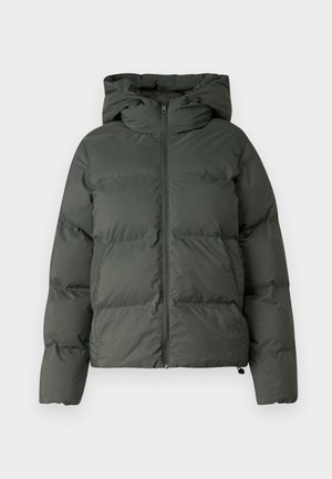 Puffer-takki tummanvihreänä, jossa on huppu, vetoketjukiinnitys ja tikattu pinta vaakasuuntaisilla kankailla. Sujuva mattapinta.