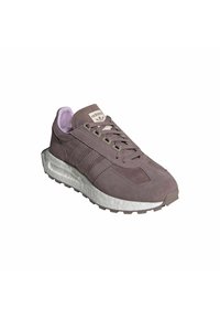 Adidas-sneakers i dammig lila mocka med en texturerad ovandel, snörning och vit mellansula. Har tre randiga accenter.