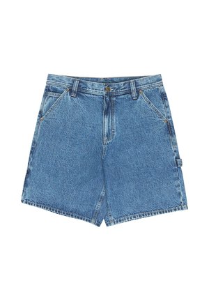 Blauwe denim shorts met voorzakken, ceintuurlussen, knoopsluiting en een zijlus voor gereedschap, plat gelegd op een witte achtergrond.