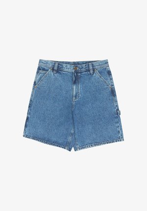 Niebieskie szorty dżinsowe z przednimi kieszeniami, szlufkami na pasek, zapięciem na guzik oraz boczną pętlą użytkową, ułożone płasko na białym tle.