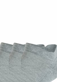 Calzini grigi lunghi fino alla caviglia realizzati in un tessuto texturizzato; presentano due aperture per le dita, polsini a costine e una finitura liscia.