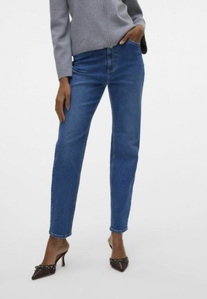 Jeans in denim blu con taglio dritto, design a cinque tasche e lievemente sbiaditi. Abbinati a mule con tacco marroni con dettagli decorativi.