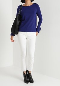 comma Sweter