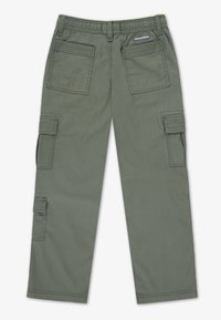 Παντελόνια καμπαρντινέ χρώματος ελιάς, κατασκευασμένα από ανθεκτικό ύφασμα, με πολλαπλές τσέπες με πάνελ, ελαστική μέση και υφασματικές λεπτομέρειες στις πλαϊνές τσέπες.