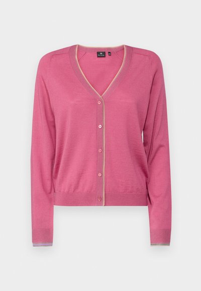 Cardigã rosa com decote em V, botões frontais e punhos canelados. Apresenta um acabamento em contraste ao longo do decote e da bainha inferior. Feito de material suave.