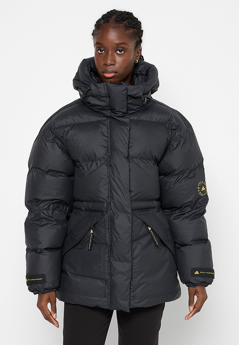 Schwarze Daunenjacke mit hohem Kragen, mit Reißverschluss versehenen Taschen und Logo-Akzenten. Verfügt über ein gestepptes Design und eine verstellbare Kapuze.